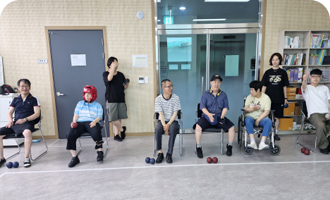 우리이웃장애인자립생활센터에서 진행하는 개인별자립지원 사업 중 하나인 지역사회 여가자립-보치아 사진